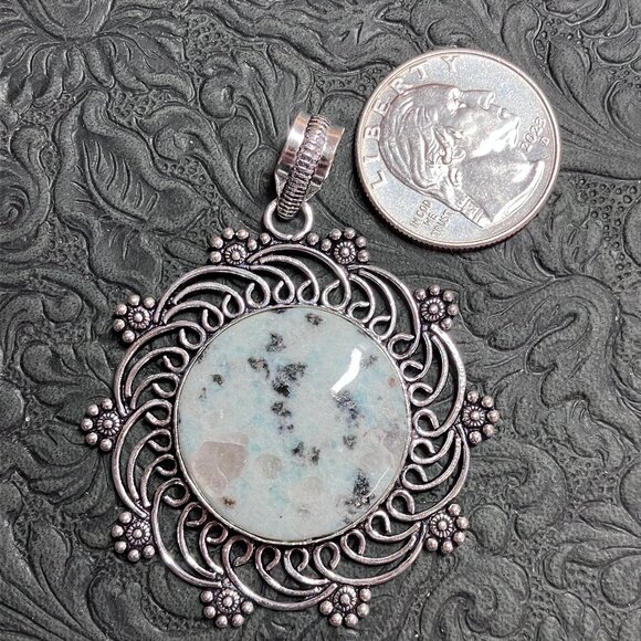 Kiwi Jasper Floral Pattern Pendant Stone Crystal Jewelry - Picture 5 of 6